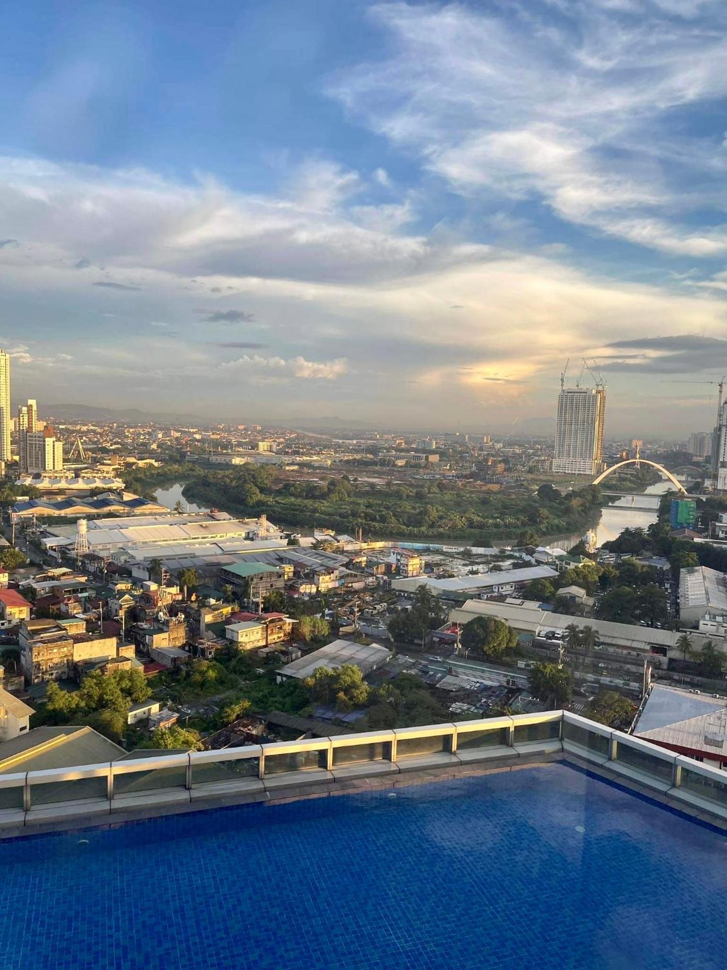 Classy 2Br Suite At Eastwood City With Pool And City Skyline View マニラ市 エクステリア 写真
