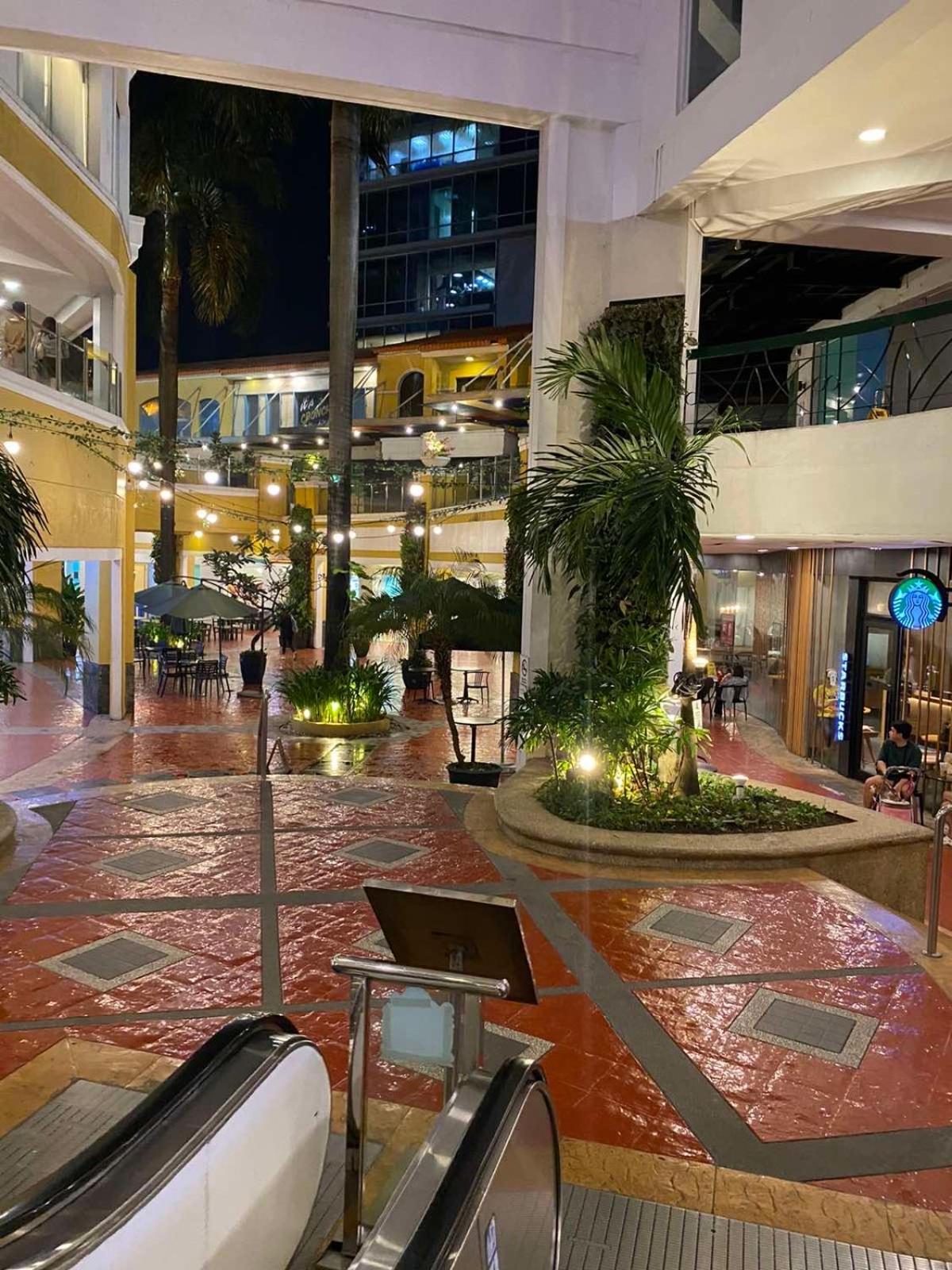 Classy 2Br Suite At Eastwood City With Pool And City Skyline View マニラ市 エクステリア 写真