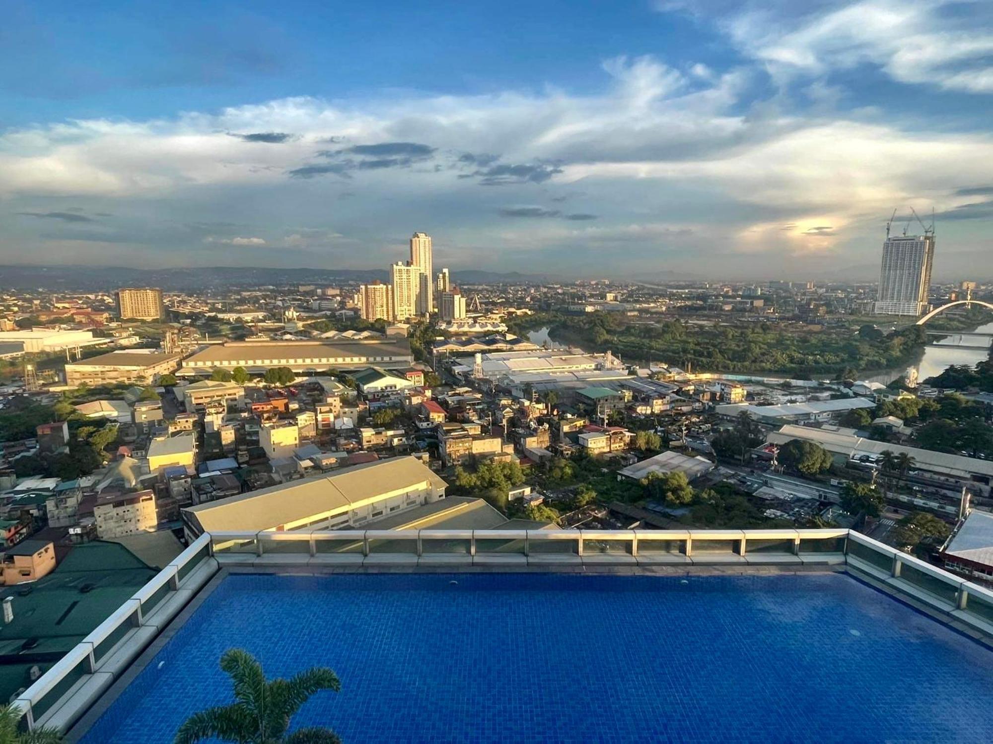 Classy 2Br Suite At Eastwood City With Pool And City Skyline View マニラ市 エクステリア 写真